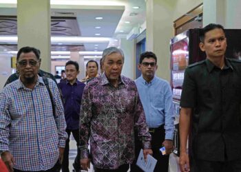 AHMAD Zahid Hamidi tiba di Mahkamah Tinggi Kuala Lumpur bagi perbicaraan kes rasuah, pecah amanah dan pengubahan wang haram dana Yayasan Akalbudi. -  UTUSAN/M. FIRDAUS M. JOHARI