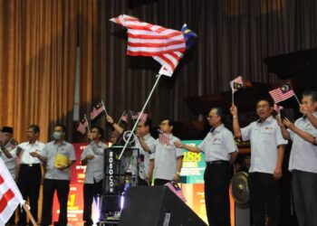 AHMAD FAUZI ISMAIL (empat dari kanan)  bersama pegawai kanan universiti yang diketuai oleh Merdeka Robot  mengibarkan Jalur Gemilang sempena Sambutan Bulan Kemerdekaan di UTM Skudai, Johor Bahru.