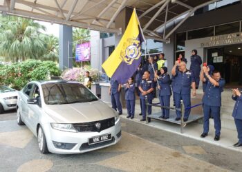 WAN SAADAH MOHAMED MUHIBBUDDIN (pegang bendera) menyempurnakan majlis pelepasan operasi khas JKDM di Ibu pejabat Kastam Johor di Johor Bahru.