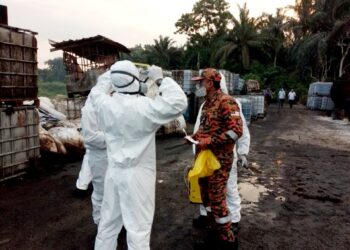 JAS Johor dan pihak bomba menjalankan pemeriksaan di kawasan kilang berhampiran untuk mengesan punca sebenar pencemaran bau di Kampung Sungai Tiram, Johor Bahru.