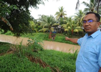 FAUZI FAIZAL menunjukkan Sungai Tiram yang berdekatan dengan SK Sungai Tiram, Johor Bahru.