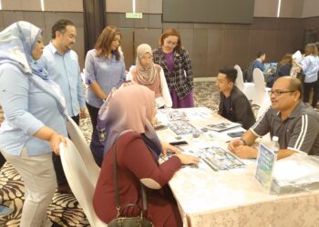 AZMIL MUNIF MOHD. BUKHARI (dua kiri) menyaksikan sesi 'networking' antara Lada dengan pemain industri pelancongan di Hotel Thistle, Johor Bahru.