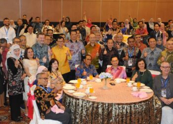 MOHAMED KHALED NORDIN (tengah) bergambar dengan warga pelbagai universiti yang menghadiri Majlis Pembukaan Forum Presiden Universiti-Universiti anjuran UTM di Johor Bahru.