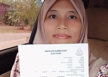 ROZANA Mokhtar menunjukkan laporan polis yang dibuat selepas ada individu lain mengunakan identitinya untuk mengundi di pusat mengundi SK Taman Mahsuri di Padang Serai, Kulim.