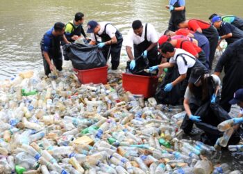 ONN HAFIZ GHAZI (tiga dari kiri) bersama-sama penduduk setempat dan sukarelawan mengutip sampah pada Program Pembersihan Sungai Skudai di Taman Impian Emas, Johor Bahru.