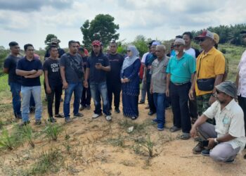 NORLIZAH NOH (tengah) bersama-sama penduduk gugusan Felda Lok Heng dan Felda Waha melakukan tinjauan di tapak pelupusan sisa pepejal sanitari yang akan dibina berhampiran Felda Lok Heng, Kota Tinggi.