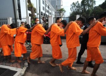 TUJUH pelajar diperintahkan ditahan reman selama dua hari oleh Mahkamah Majistret, Johor Bahru kerana disyaki memukul seorang pelajar lain, baru-baru ini.