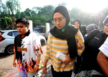 NURUL ASYIQIN MOHAMAD ZAHIR (dua dari kanan) dan Awin Chua (kiri) didakwa atas dua pertuduhan mengabai dan menganiayai seorang kanak-kanak berumur tujuh tahun  di Mahkamah Sesyen Johor Bahru.