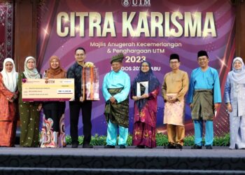 PROF. Dr. Fatin Aliah Phang Abdullah (tiga dari kiri) menerima Anugerah Inovasi Naib Canselor UTM pada Majlis Citra Karisma 2023 di UTM, Skudai, Johor Bahru.