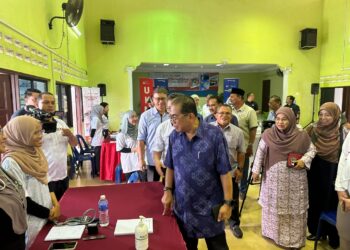 MOHAMED KHALED NORDIN (tengah)  menghadiri Program Kekal Sihat Kementerian Pendidikan Tinggi Prihatin Madani di Dewan Sri Tanjung, Tanjung Sedili, Kota Tinggi.