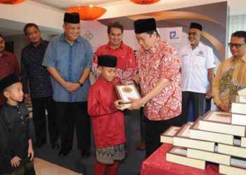 AHMAD MASLAN menyampaikan naskhah al-Quran kepada salah seorang anak Orang Asli sempena Majlis Penyerahan al-Quran Tafsir Pimpinan Ar-rahman Kepada Pelajar-Pelajar dan Belia Orang Asli Seluruh Johor di Hotel Thistle, Johor Bahru.