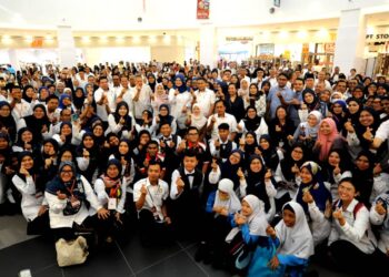 FADHLINA SIDEK (duduk, tengah) bergambar bersama para pendidik dan murid-murid pendidikan khas sempena Karnival Outreach Inklusif dan Kebolehpasaran Madani Murid Berkeperluan Pendidikan Khas Negeri Johor Tahun 2023 @ Aeon Mall Bandar Dato’ Onn Johor Bahru.