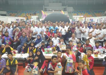 CHANG LIH KANG (duduk tengah) bersama murid-murid sekolah yang menyertai Karnival Minggu Sains Negara Peringkat Negeri Johor di Arena Larkin, Johor Bahru.