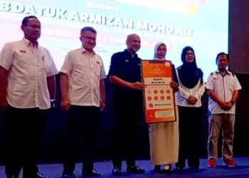 ARMIZAN MOHD. ALI (tiga dari kiri) merasmikan Program Outreach Sara Hidup di bawah inisiatif Rintis Bantuan Tanpa Tunai Pelajar Tingkatan Enam dan Diploma Kolej Vokasional Peringkat Negeri Johor 2023 di Hotel Thistle, Johor Bahru.