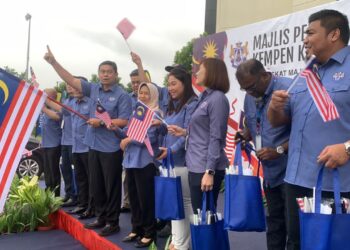 MOHD. HAFFIZ AHMAD (kiri) melancarkan Kempen Kibar Jalur Gemilang Peringkat MBIP 2023 di Iskandar Puteri.