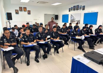 PEGAWAI dan anggota polis IPD Iskandar Puteri mengikuti kelas Bahasa Inggeris bagi meningkatkan kebolehan berkomunikasi dalam bahasa berkenaan.