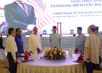 ANWAR IBRAHIM  (tengah) mengadakan pertemuan dengan kepimpinan kerajaan perpaduan peringkat negeri Johor, di Iskandar Puteri.