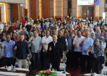 ARMIZAN MOHD. ALI  (tengah) bergambar bersama-sama para peserta pada Program Bimbingan Usahawan & Sesi Libat Urus Bersama Intermediari Korporat SSM Peringkat Negeri Johor di Hotel Holiday Villa, Johor Bahru.