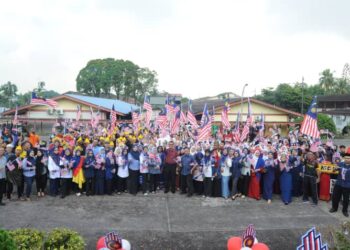 LEBIH 240 pelajar menyertai Perbarisan Hari Kebangsaan Peringkat Kolej Kemahiran Johor (KKJ) bersemangat mengibarkan Jalur Gemilang di Dataran KKJ, Johor Bahru.