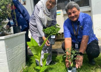 HALIZA KHALID dan Ketua Pegawai Eksekutif Wilayah Selatan KPJ Healthcare Berhad, Mohd. Azhar Abdullah menanam pokok sempena program 'Hijaukan negaraku' di Hospital Pakar KPJ Johor, Johor Bahru.