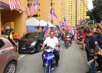 SUHAIZAN KAYAT mengetuai konvoi motosikal yang diadakan penghuni PPR Kempas Permai, Johor Bahru sempena Hari Kebangsaan.