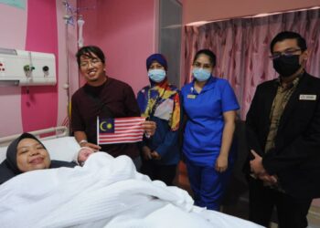 FATIN NABILAH ABD. RAHMAN dan suaminya, Khairul Anwar Nunchik diraikan oleh jururawat atas kelahiran bayi perempuan mereka pada 31 Ogos di Hospital Pakar KPJ, Johor Bahru.