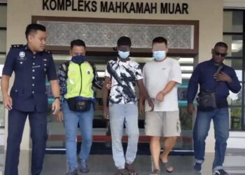 SEORANG lelaki (dua dari kanan) ditahan kerana memperdaya mangsa untuk membeli 21 nombor pendaftaran 'fancy' tidak wujud sehingga menyebabkan kerugian RM210,000.