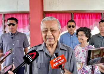 Dr. Mahathir Mohamad bercakap kepada pemberita selepas selesai membuang undi bagi Dewan Undangan Negeri (DUN) Anak Bukit di SK Titi Gajah, Alor Setar.