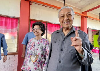 DR. Mahathir Mohamad bersama Dr. Siti Hasmah Mohamad Ali selesai mengundi di SK Titi Gajah bagi kawasan DUN Anak Bukit sempena PRN Kedah di Alor Setar.