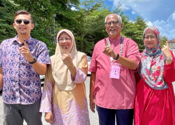 MAHFUZ Omar dan isteri bersama dua anak mereka selesai membuang undi di Kolej Tingkatan Enam Sultan Sallehuddin, Hutan Kampung di Alor Setar.