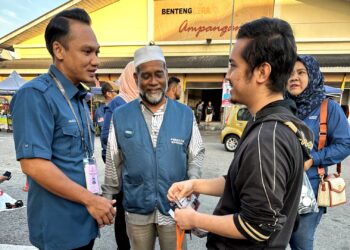 MUHAMMAD Ghazali Zainal Abidin (kiri) bertemu orang ramai sekitar Ampangan bagi berkempen pada PRN Ke-15 yang berlangsung ketika ini.-UTUSAN/ZAKKINA WATI AHMAD TARMIZI.