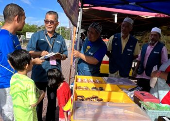 ROZMAL Malakan (dua dari kiri) menjalankan kempen dan bertemu dengan orang ramai di Pasar Malam Medan Nusari di Bandar Sri Sendayan, Seremban.-UTUSAN/ZAKKINA WATI AHMAD TARMIZI.