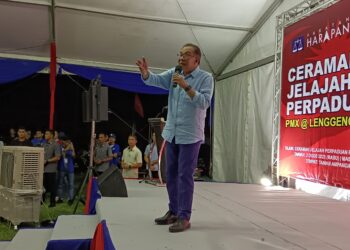 ANWAR Ibrahim ketika menyampaikan ucapan pada program Ceramah Jelajah Perpaduan Perdana Menteri @DUN Lenggeng di Taman Ampangan, Seremban malam tadi.UTUSAN/ZAKKINA WATI AHMAD TARMIZI.