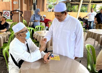 AMINUDDIN Harun bersalaman dengan jemaah selepas beliau menunaikan solat Jumaat di Masjid Kariah Taman Paroi Jaya, Seremban hari ini.-UTUSAN/ZAKKINA WATI AHMAD TARMIZI.