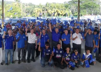 MOHAMAD Hasan (berdiri baris hadapan, tengah) ketika hadir pada Majlis Pemimpin Bersama Masyarakat Melayu, Cina Dan India di Kuala Sawah, Rantau, Seremban hari ini.-UTUSAN/MOHD. SHAHJEHAN MAAMIN.