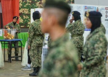 SEBAHAGIAN anggota tentera yang menjalankan tanggungjawab mereka untuk mengundi di Pusat Mengundi, Pusasda Port Dickson sempena pengundian awal PRN Ke-15 hari ini.-UTUSAN/MOHD. SHAHJEHAN MAAMIN.