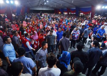 ANWAR Ibrahim hadir pada program Jelajah Perpaduan Madani Negeri Sembilan di Tapak Letak Kereta, Stadium Tuanku Abdul Rahman, Paroi, Seremban malam tadi.-UTUSAN/MOHD. SHAHJEHAN MAAMIN.