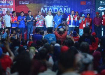 ANWAR Ibrahim memperkenalkan calon PH di DUN Ampangan, Tengku Zamrah Tengku Sulaiman (empat dari kanan) pada program Jelajah Perpaduan Madani Negeri Sembilan di Tapak Letak Kereta, Stadium Tuanku Abdul Rahman, Paroi, Seremban malam tadi-UTUSAN/MOHD. SHAHJEHAN MAAMIN.