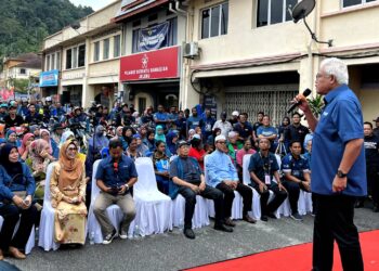 HAMZAH Zainudin ketika berucap pada Program Santai Anak Muda di Pejabat Bersatu Jelebu, Kuala Klawang, Jelebu hari ini.-UTUSAN/ZAKKINA WATI AHMAD TARMIZI.