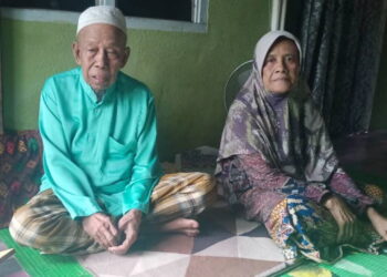 OSMAN Jusoh bersama anak perempuannya, Habsah ketika ditemui di Kampung Mengkuang Masjid, Kuala Pegang di Baling.