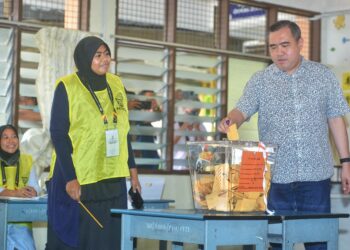 ANTHONY Loke Siew Fook mengundi di Pusat Mengundi SJKC Sin Hua, Seremban tengah hari tadi.-UTUSAN/MOHD. SHAHJEHAN MAAMIN.