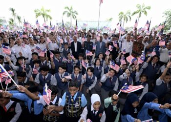 MOHAMAD Haslah Mohamad Amin dan Lee Tian Hock (tengah) bersama wakil komuniti pada Majlis Penyerahan Jalur Gemilang Sempena Hari Kebangsaan dan Kibar Jalur Gemilang di Bandar Sri Sendayan, Seremban hari ini.UTUSAN/ZAKKINA WATI AHMAD TARMIZI.