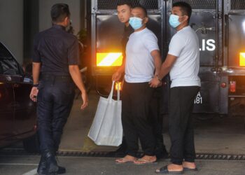 DUA lelaki diarah untuk membela diri di Mahkamah Tinggi Seremban atas pertuduhan mengedar dua jenis dadah di parkir sebuah hotel di Seremban kira-kira empat tahun lalu.-UTUSAN/MOHD. SHAHJEHAN MAAMIN.