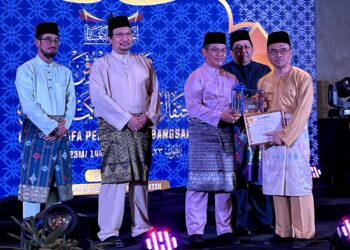 MOHD. Na'im Mokhtar (tiga dari kiri) menyampaikan sijil dan plag kepada wakil negeri pada Majlis Penutup Ihtifal KAFA Peringkat Kebangsaan kali Ke-8 Tahun 2023 di Port Dickson hari ini.-UTUSAN/ZAKKINA WATI AHMAD TARMIZI.