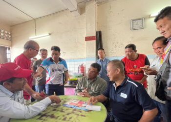 SAIFUDDIN Nasution Ismail (duduk, tengah) bersama calon PH DUN Suka Menanti, Datuk Zamri Yusuf beramah mesra ketika meninjau premis perniagaan di Jalan Putra, Alor Setar.