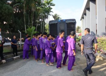 SEBAHAGIAN warga asing yang dihadapkan ke Mahkamah Majistret Teluk Intan atas pertuduhan tinggal di negara ini lebih masa selepas ditangkap di perairan Pantai Sungai Tiang, Rungkup di Bagan Datuk. - UTUSAN