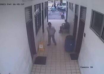 TANGKAP layar rakaman CCTV seorang lelaki masuk ke dalam tandas wanita di sebuah stesen minyak di Tapah. - UTUSAN/MEDIA SOSIAL