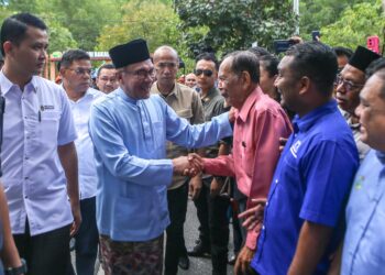 Anwar Ibrahim beramah mesra dengan orang ramai ketika hadir ke Program Walkabout Pelancongan dan Perasmian Geopark Discovery Centre (GDC), LADA di Kilim Geoforest Park, Langkawi, semalam. - UTUSAN/ SHAHIR NOORDIN