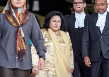 Rosmah Mansor tiba di Kompleks Mahkamah Kuala Lumpur semalam iaitu hari pertama perbicaraan kes pengubahan wang haram dan gagal mengisytiharkan pendapatan kepada LHDN.  – UTUSAN/ M. Firdaus 
M. Johari