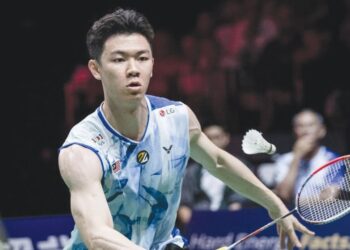 AKSI Lee Zii Jia ketika menentang Anders Antonsen pada pusingan ketiga Kejohanan Dunia yang menyaksikan dia tumbang di Copenhagen, Denmark semalam. – AFP